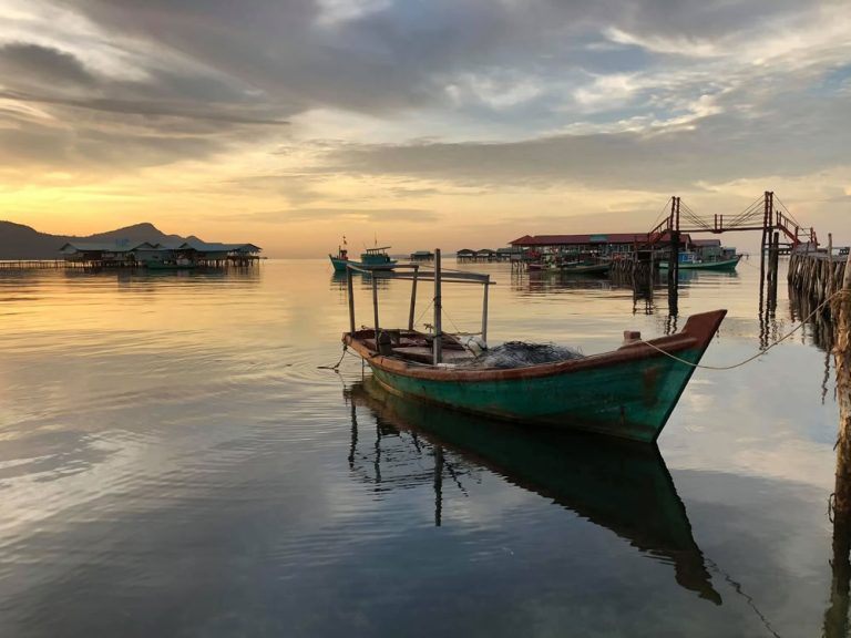 Une barque de pêcheur ancrée au coucher du soleil dans le village de pêcheurs de Rạch Vẹm à Phú Quốc.