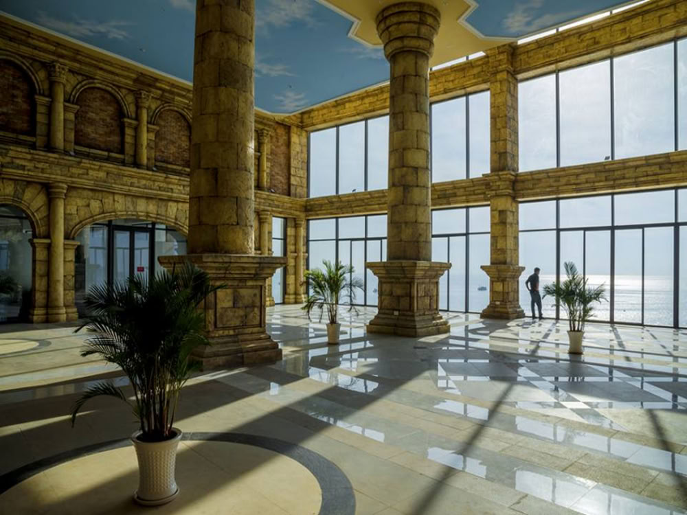 Intérieur spacieux aux grandes colonnes de pierre.