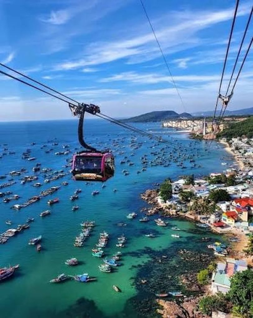 Téléphérique survolant la mer à Phú Quốc.