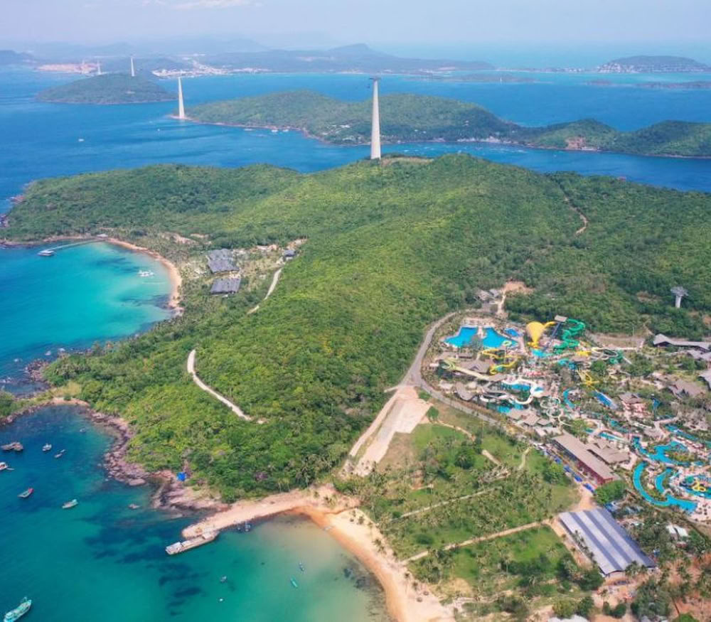 Vue panoramique époustouflante sur l'île de Hòn Thơm, le parc d'attractions et les pylônes du téléphérique au-dessus de la mer.